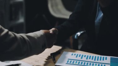 ofiste iş ortakları toplantısında Handshake