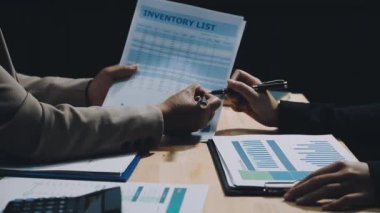 İş adamı ofiste tokalaşıyor