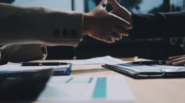 İş Adamları Tokalaşıyor