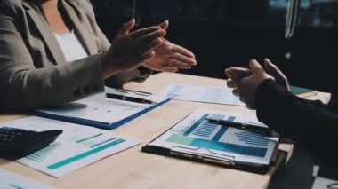 İş ekibi ofiste tartışıyor ve plan yapıyor.