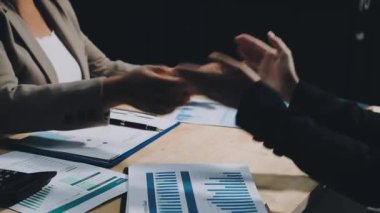 İş adamları ofiste el sıkışıyor.