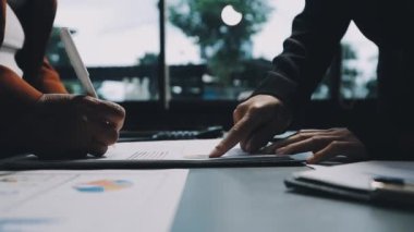 İş adamları ofiste tokalaşırken