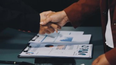 İş adamları el sıkışıyor, toplantıyı bitiriyor.