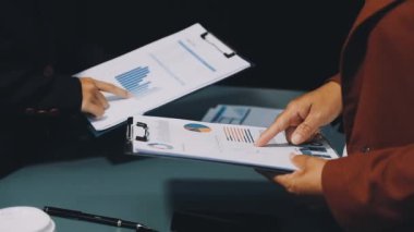 Konferans odasında çalışan iş adamlarını kapatın..