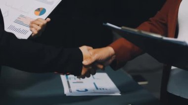 Kapat. İş adamları el sıkışıyor. Takım çalışması kavramı.