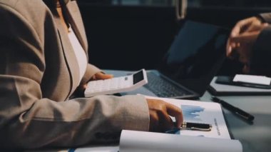 Modern ofisteki toplantıda iş adamı el sıkışıyor.