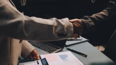 İş yerindeki iki işadamının el sıkışması..