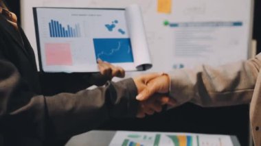 Modern ofiste iki işadamının el sıkışması.