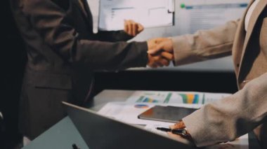 Modern ofiste iş adamı tokalaşması, ofiste iş adamları..