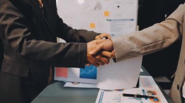 İş adamları ofiste el sıkışıyor.