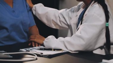 Doktor hastanın kan basıncını ölçüyor.