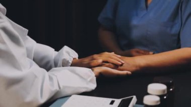 Hastanede steteskop kullanan doktor ve hasta..