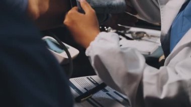 Tıp üniformalı profesyonel doktor.