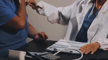 Kapalı - Hastanedeki hastaların el ele tutuşma panosu ve hastaları