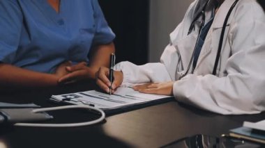 Doktor ofisteki panoya yazı yazıyor. tıbbi konsept