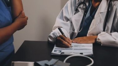 Doktor panoya notlar yazıyor.