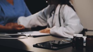 Doktorun elinde steteskop var..