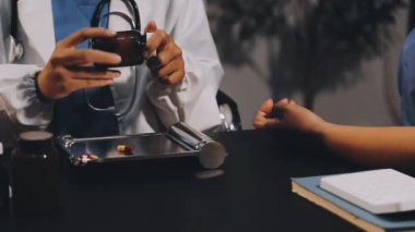 Doktor elinde kanla bir şırınga tutuyor, görüş açısını kapat.