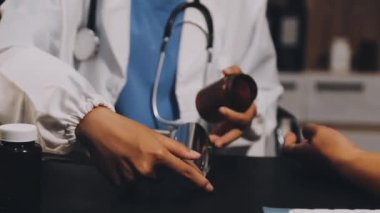 Doktor el hasta için akıllı telefon kullanıyor. ilaç