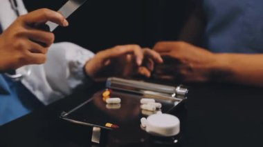 Bir doktorun elinde beyaz bir şırınga tutarken.