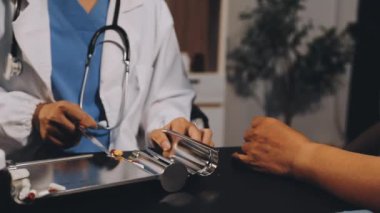 Klinikte çalışan üniformalı bir doktor. tıbbi personel.