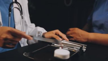 Hemşire bir şırınga ve bir hasta tutuyor.