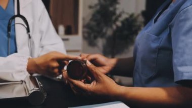 Doktor eli, hastayla ilgilenmek için steteskop kullanıyor..