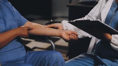 Doktor ve hemşire elleri hastane ofisinde..