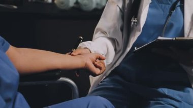 Doktor ve hemşire elleri