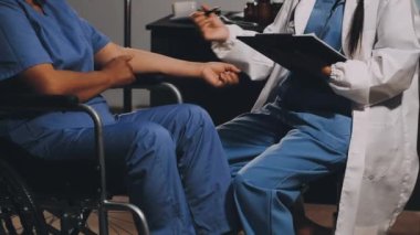 Kapalı - doktor eli pano tutuyor ve hastayla konuşuyor