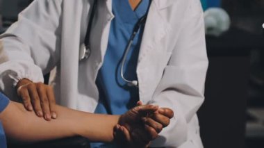 Doktor hastayı hastanede muayene ediyor.