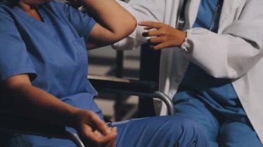 kadın doktor stetoskop bir holding