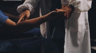 Hastanede doktor ve hasta var.