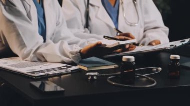 Doktorun ellerini panoya kalemle yazarak kapat