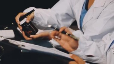 Doktor hastanede panosuna yazma.