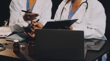 Kadın doktor iş yerinde tablet bilgisayar kullanıyor..