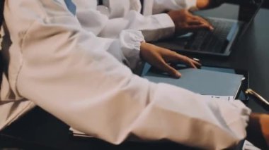 Doktor deftere yazıyor.