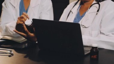 ofiste çalışan doktor