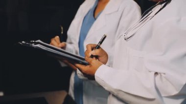 Klinikteki doktor el yazısını panoya kapat.