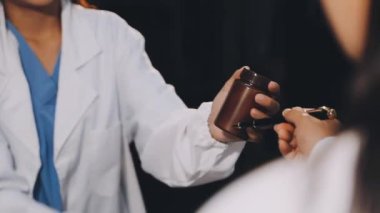 Elinde kan olan şırıngayı tutan doktor, konsept tıp, kapat..