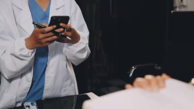 Doktorların tablet üzerinde çalışmalarını kapat