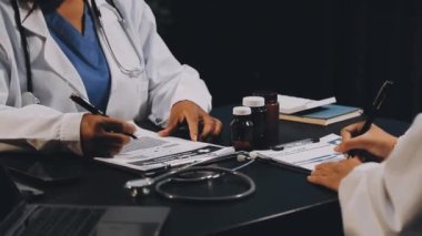 Hastanede bir tablet bilgisayar kullanarak doktorun ellerini kapat..