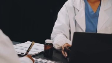 Beyaz önlüklü ve mavi üniformalı kadın doktor.