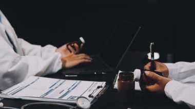 Modern klinikte bilgisayar üzerinde çalışan tıp doktorları.