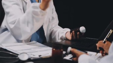 Doktor hastane ofisinde bilgisayarla çalışıyor.