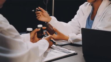 Doktor termometreyle hastayı kontrol ediyor.