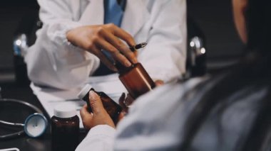 Doktor elinde bir kutu hap tutuyor..