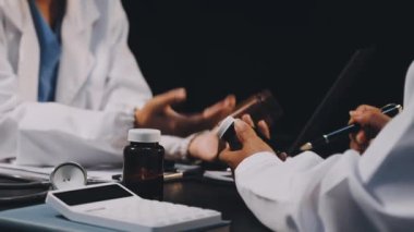 Tıp önlüklü doktor elinde tablet tutuyor ve test tüpü yapıyor.