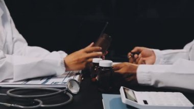 Doktor hastanın elinin nabzını kontrol ediyor.