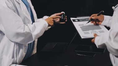 Hastanedeki panoya beyaz üniformalı bir doktor bir şeyler yazıyor..